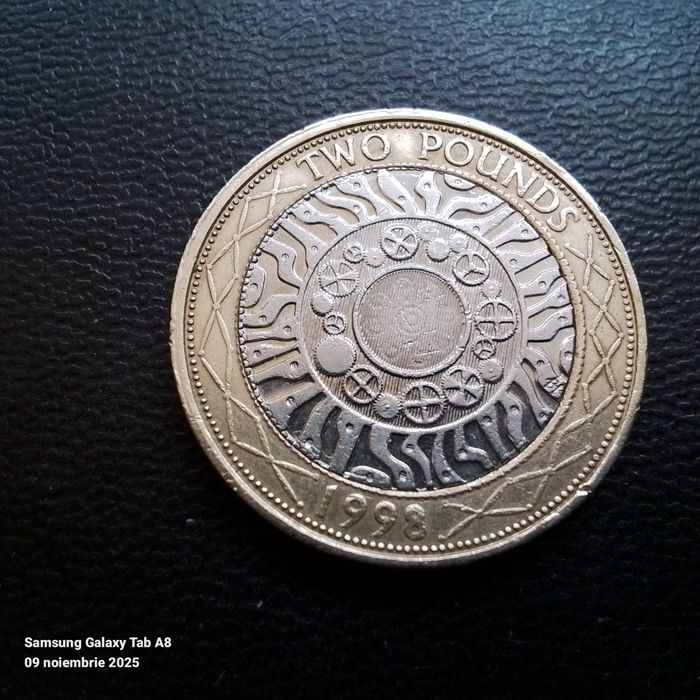 Monedă two pounds an 1998 cu trei erori majore de batere  .