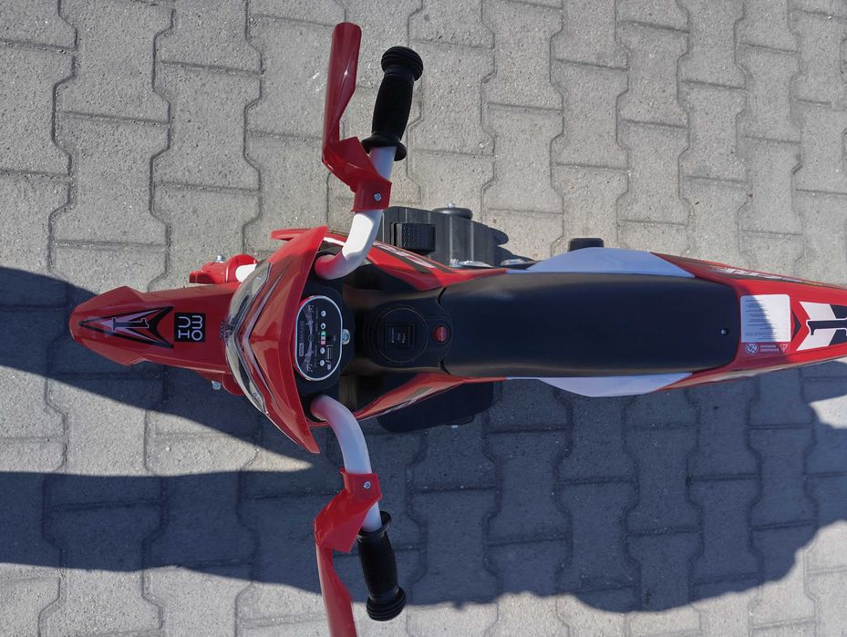 Акумулаторен мотор с помпещи гуми SUPER MOTO червен