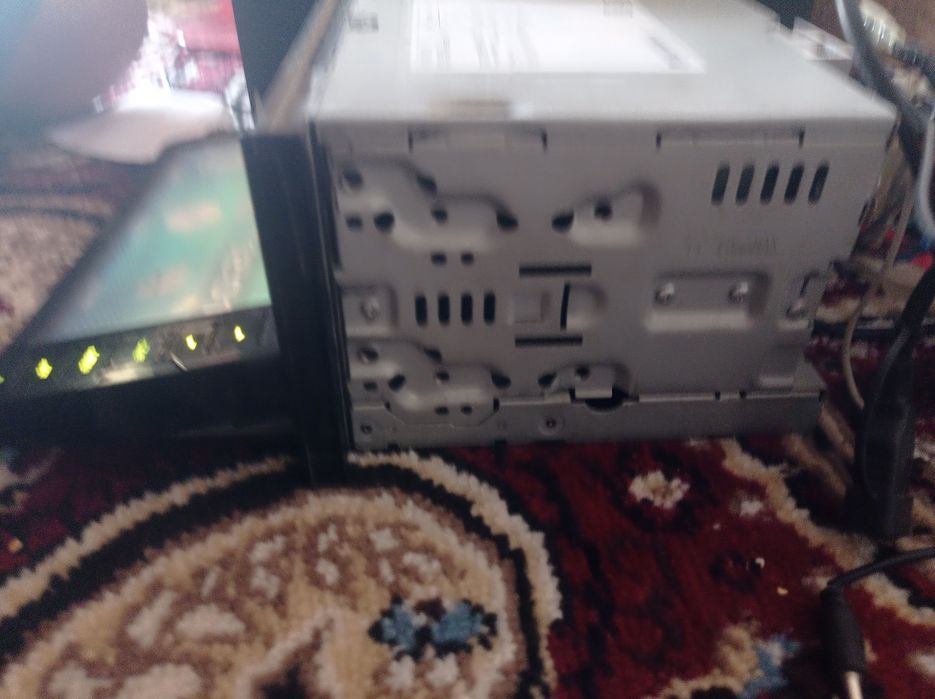 Avtomobil uchun manitorli magnitafon