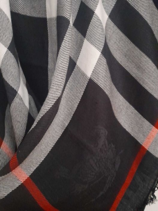Esarfa/sal Burberry, casmir-matase,400 lei