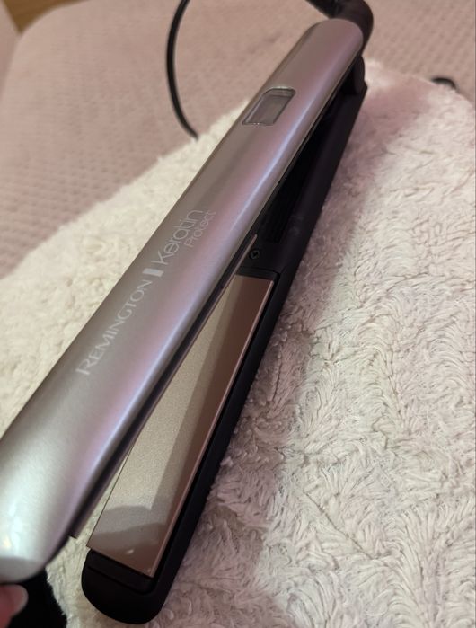 Продавам преса за коса Remington Keratin Protect