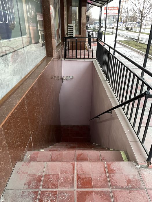 Продаётся полуподвальное нежелое помещение площадь 300 кв.м