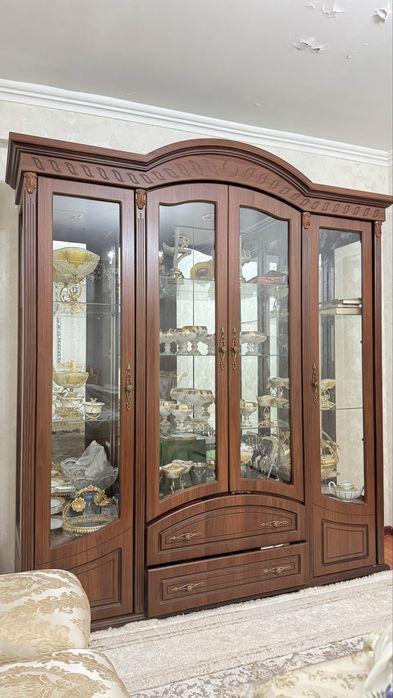 Стенка камот,ореховый  темно коричневый цвет,в идеальном состояние .