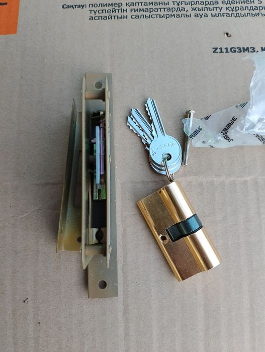 Врезной  замок новый