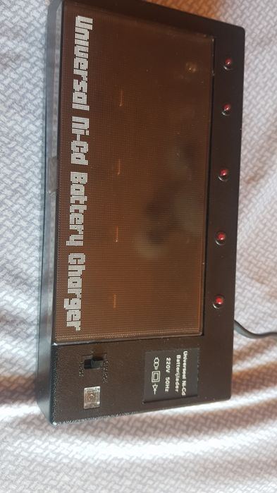 Incarcator Universal de baterii acumulatori Nickel-Cadmium MW398