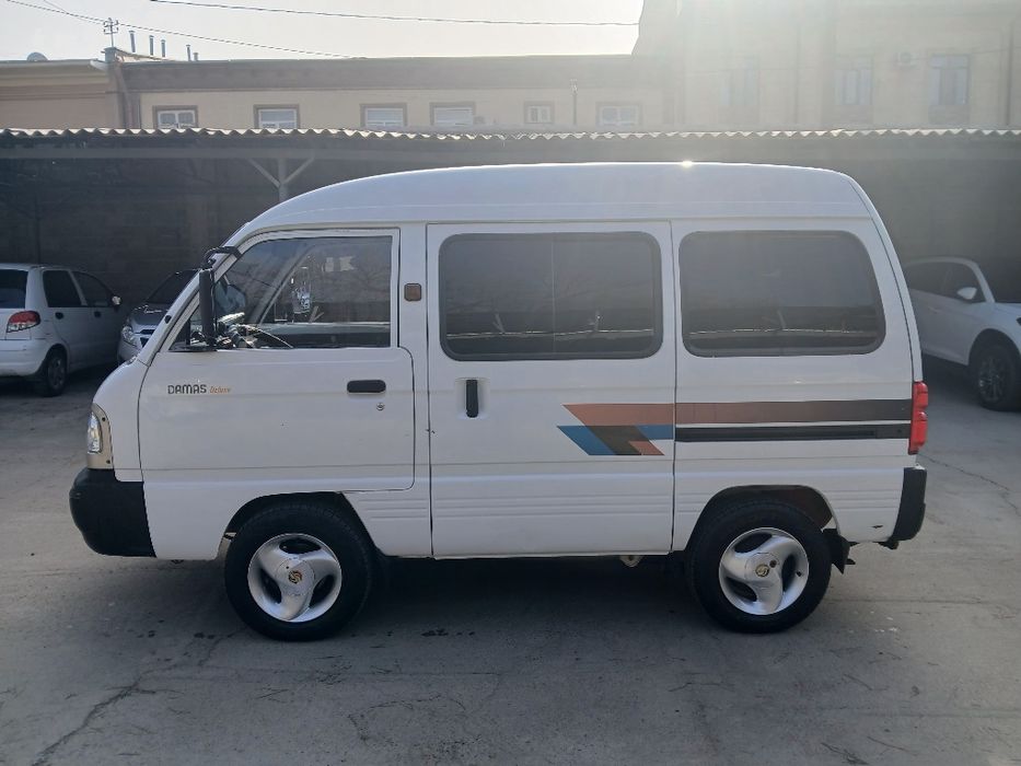 Yahshi minilgan ózim salondan olib haydalgan kalonka pyoner