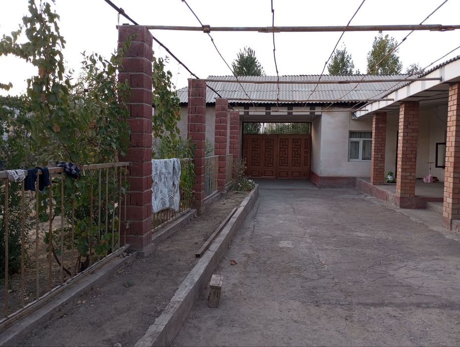 Hovli uy sotiladi.Xonalar soni 6ta oshxona ,garaj bogʻi bor .