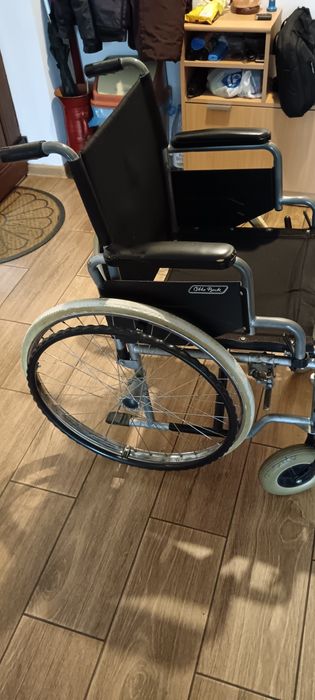 Vand scaun cu rotile