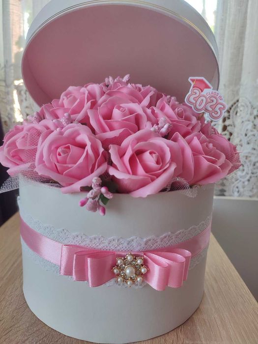 Аранжировки с рози от пластичен сапун