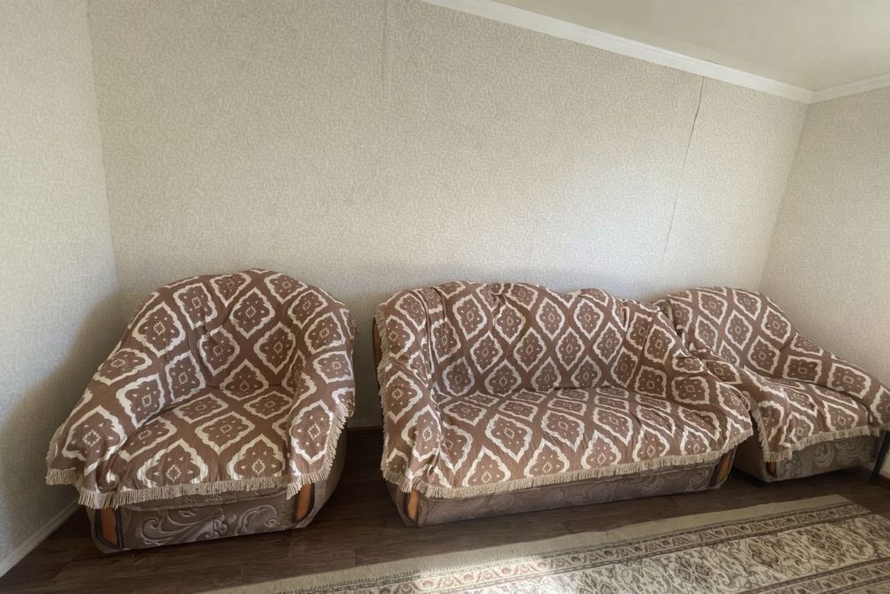 Диван очень большой и удобный