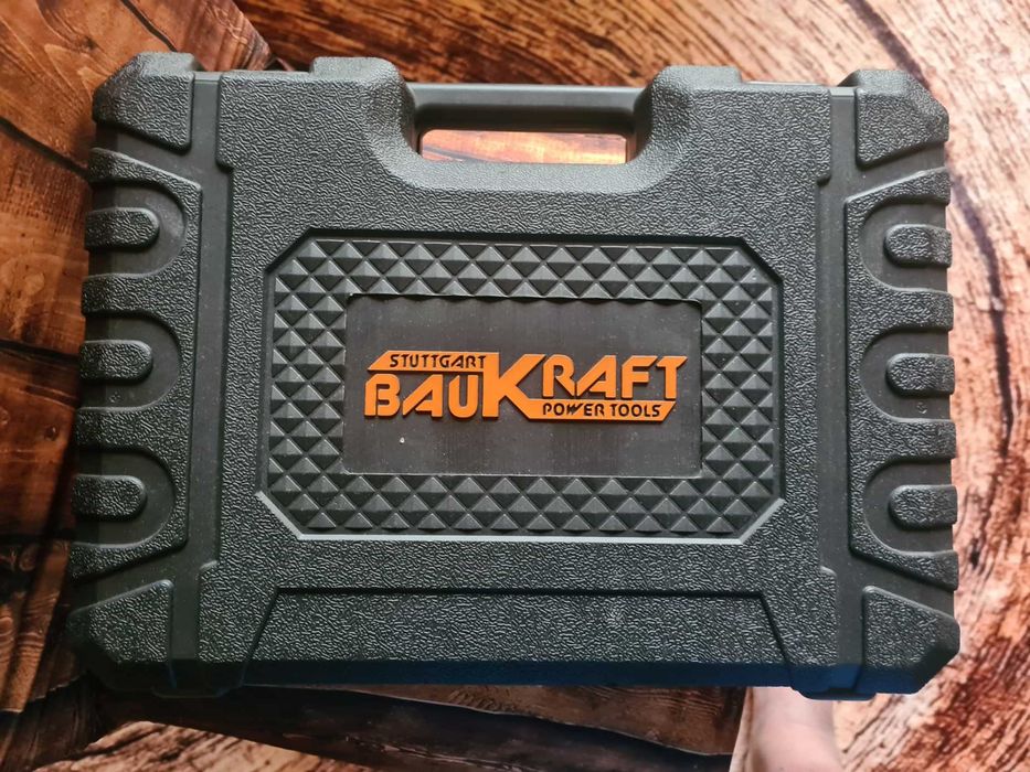 Безчетков Ъглошлайф ,,Baukraft'' с батерия изарядно в куфар