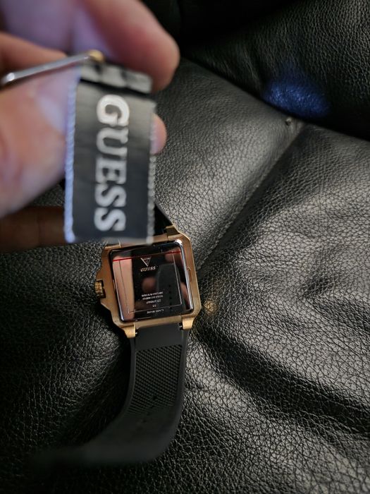 Часовник Guess чисто нов