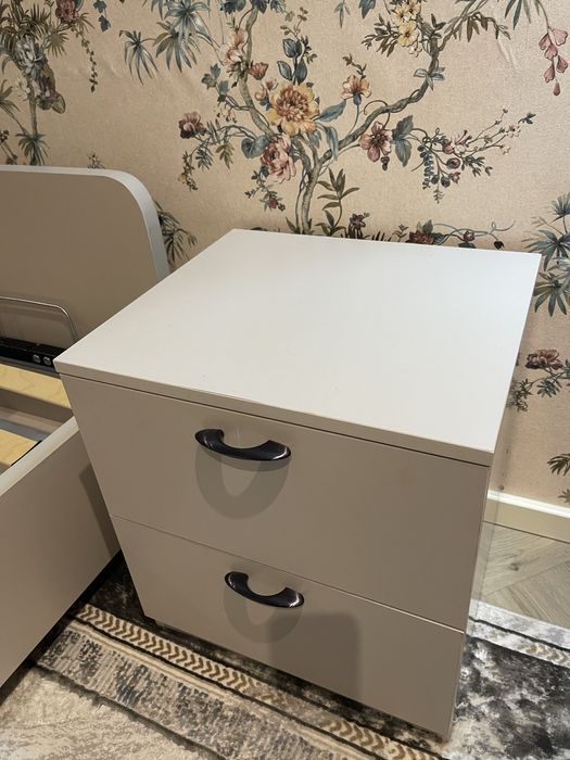 Продам 2 кровати и тумбочку