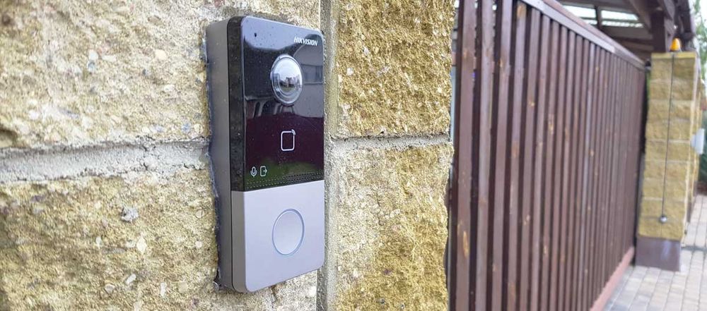 Камера видеонаблюдения и домофонов.