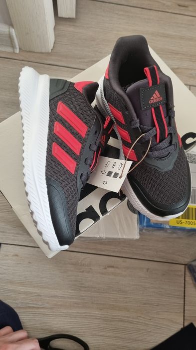 Продам детские кроссовки Адидас