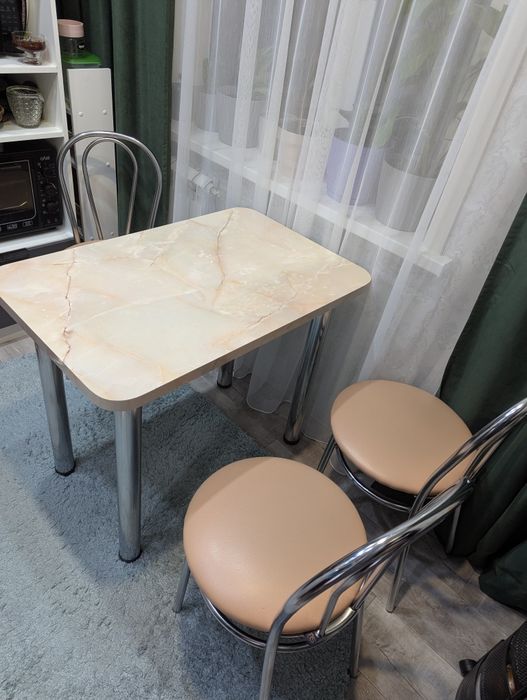 Кухонный стол со стульями