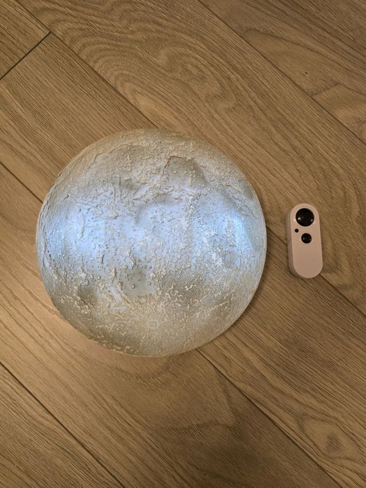 Lampa de veghe in forma de luna