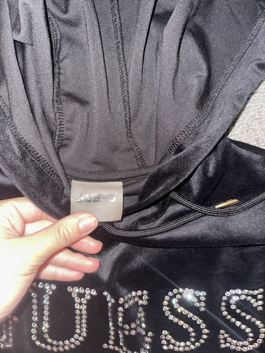 Hanoracul negru guess cu sclipici