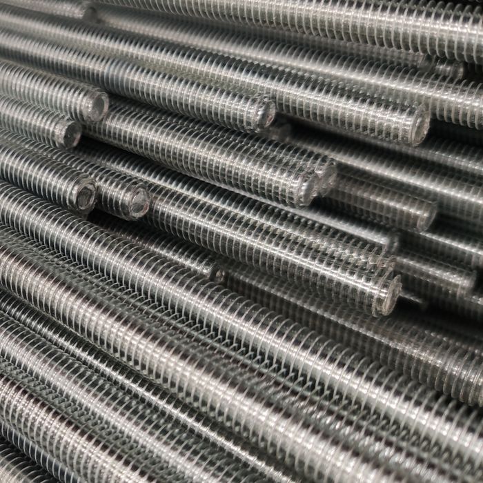 Шпилька резьбовая разного размера.