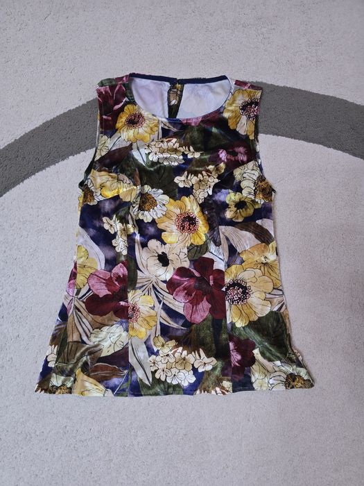 Продавам плюшен топ на цветя- размер S