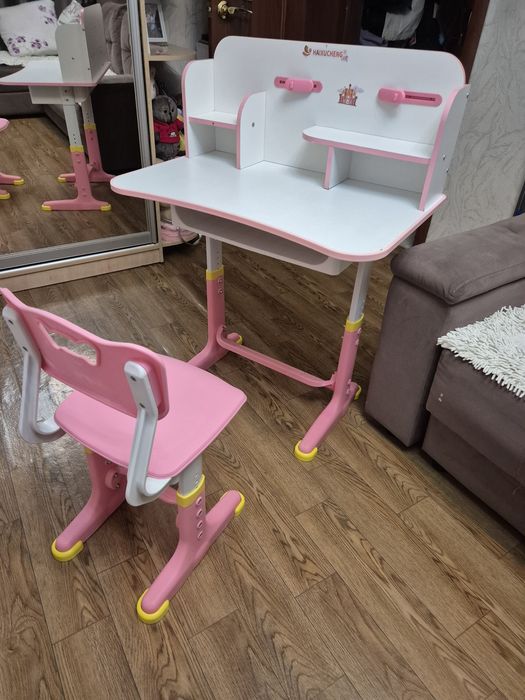 Продам парту,стул для девочки в очень хорошем состоянии.