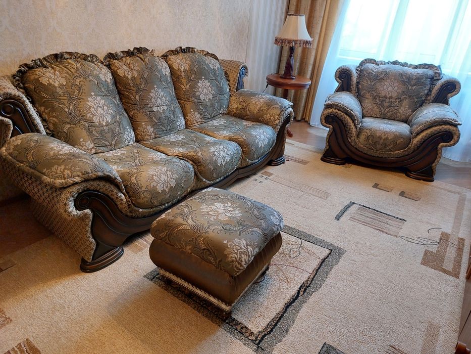 Продам мягкий уголок + пуфик