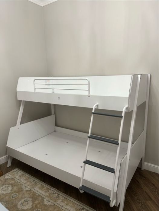 Продам двухъярусную кровать Cilek