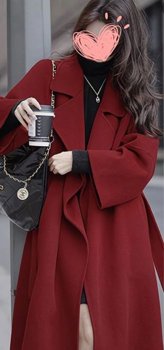 Красное пальте осеннее