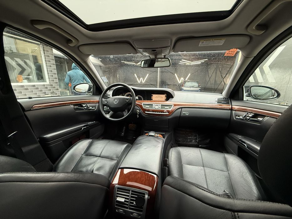 Mercedes-Benz S-Class 350L , fost automobil corp diplomatic .