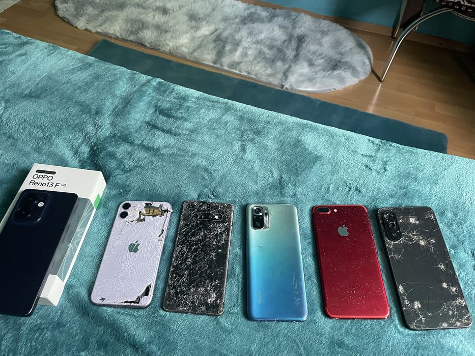Vand telefoane defecte