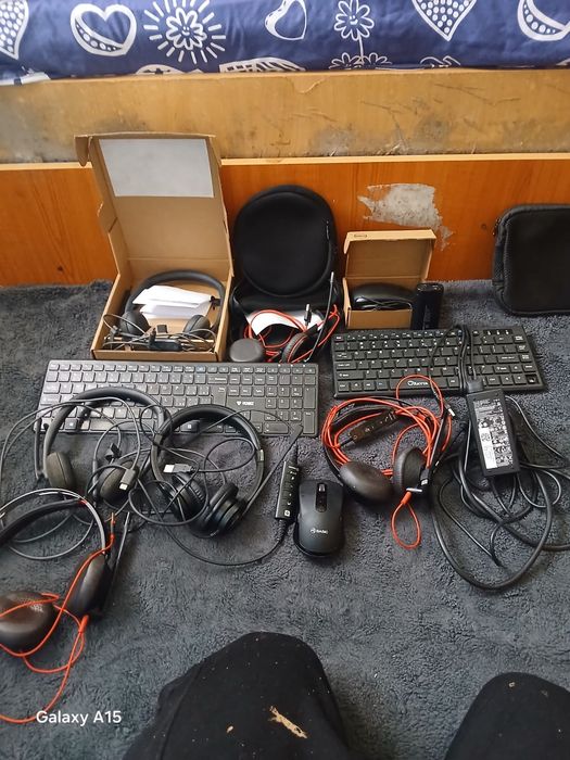 Vând căști tastatura incarcator