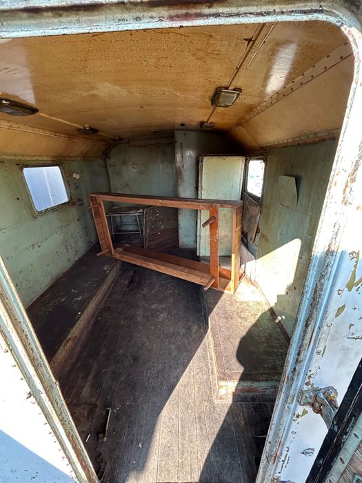 Стар военен фургон от сандвич панел