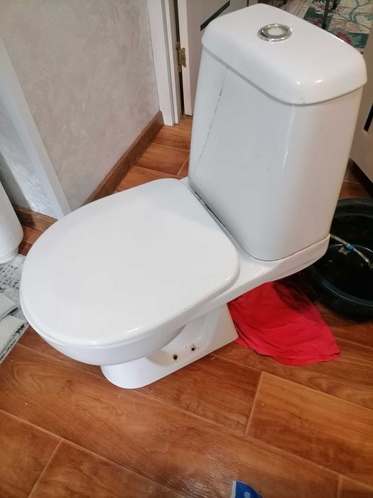 Унитаз в сборе целый