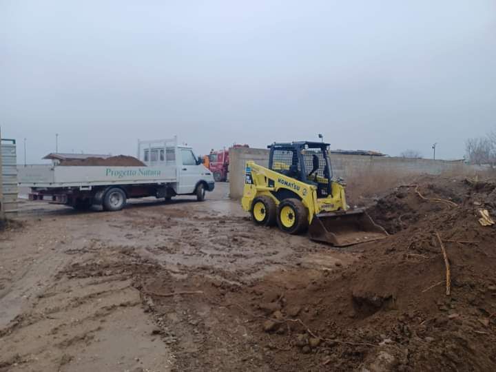 Извършва услуги с бобкат и самосвал