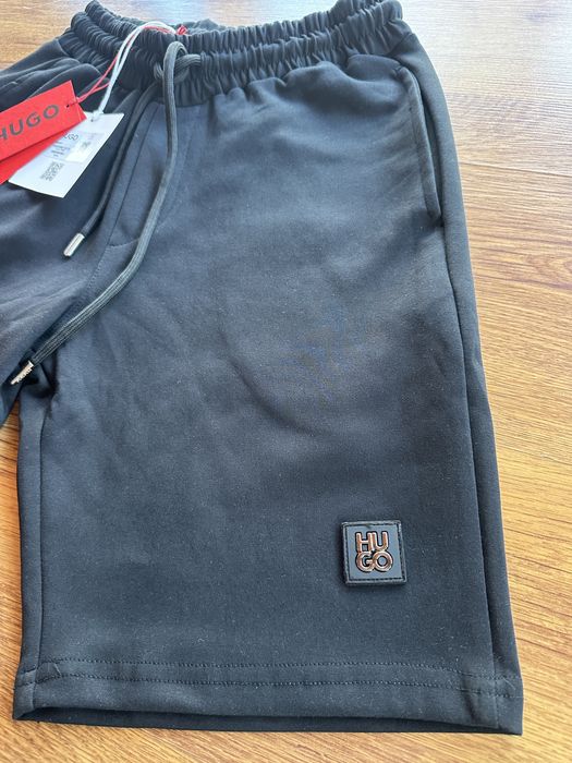 Мъжки,памучни,черни къси панталонки Hugo BOSS с метално лого