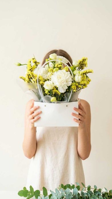 Авторская сумочка-букет из весенних цветов с видео-открыткой! Шымкент