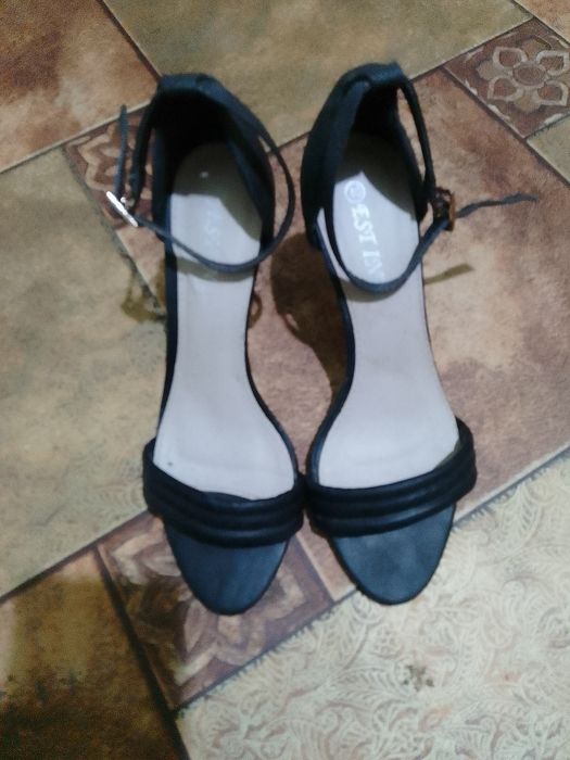Vând sandale negre,elegante,mărimea 40,purtate o singură dată!