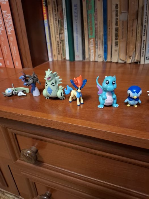 Vând figurine pokemon