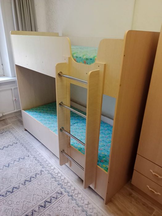 Продам двухярусную детскую кровать.