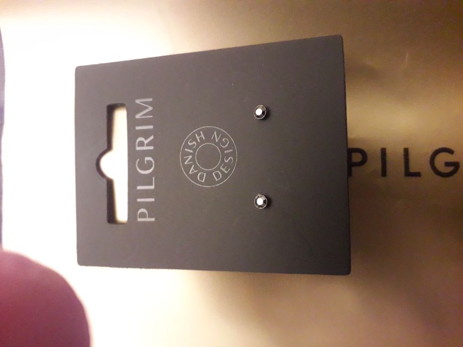 обеци на марката Pilgrim