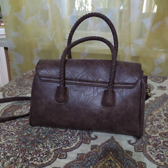 Сумка цвета моко.