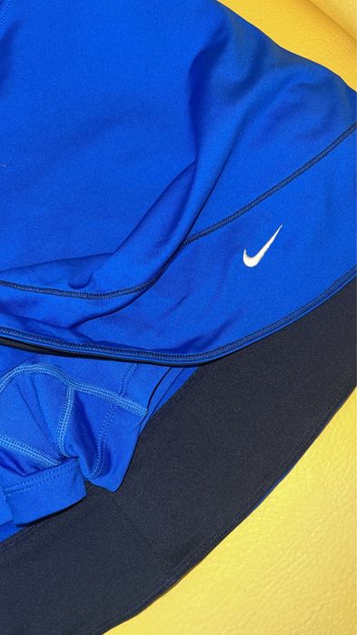 Нова спортна пола на Nike с бродирано лого