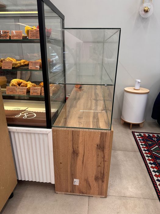 Витрина стеклянная