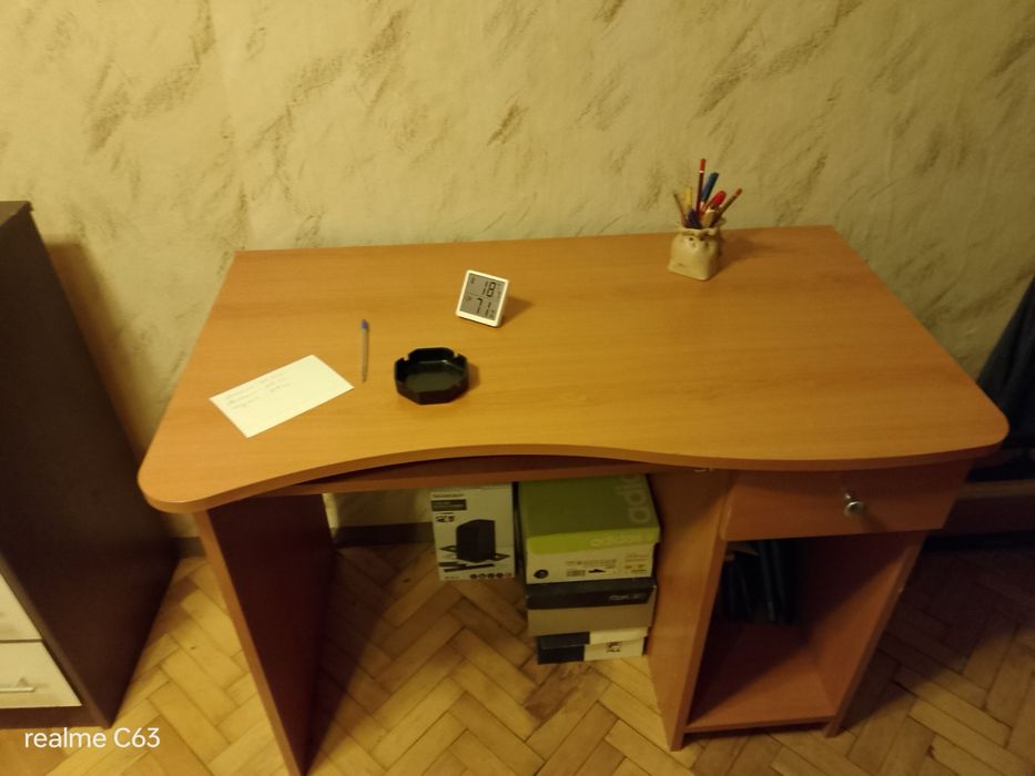 Шкаф с рафтчета, Бюро