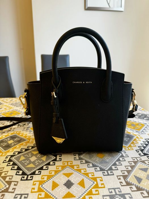 Черная сумка CHARLES & KEITH