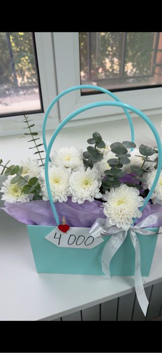 Букеты цветов, сумочки