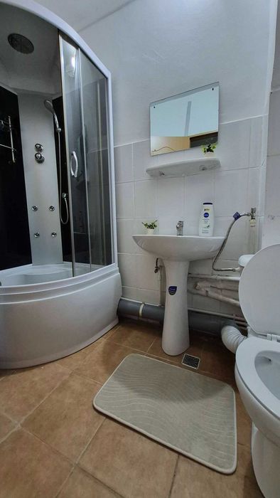 Garsoniera de vanzare in Onesti, zona de jos, situata la parter.