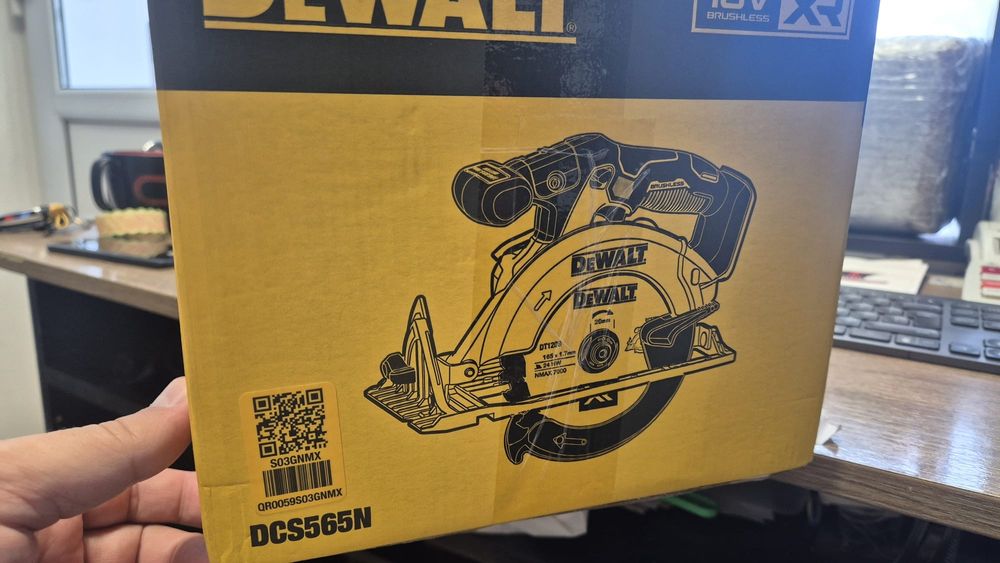 Fierăstrău circular DeWalt DCS565N
