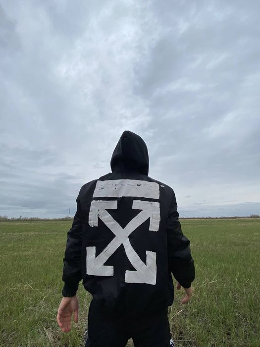 Продам бомбер Off-white