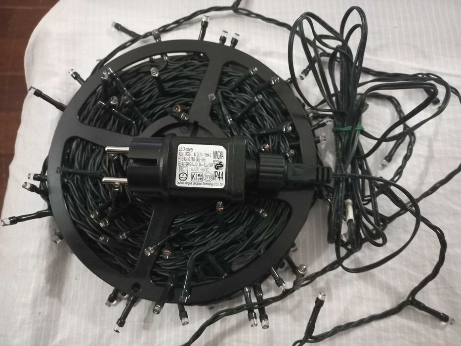 Коледни лампички и коледна декорация